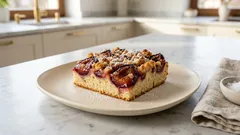 Švestkový koláč na plech: nadýchané kynuté těsto a extra křupavá drobenka