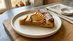 Křupavý jablečný koláč z listového těsta s mandlemi a meruňkovým džemem