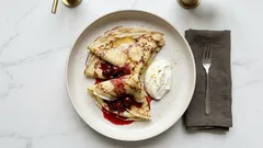 Nadýchané palačinky ze zakysané smetany: jemné těsto s perlivou minerálkou