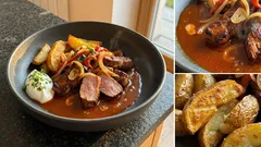 Katův šleh jako z hospody: rychlé nudličky v pikantní šťávě a pečené brambory